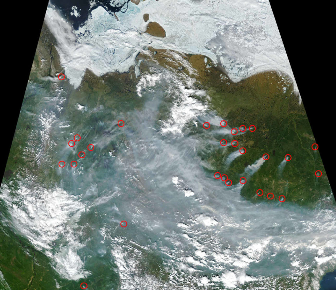 Das Bild zeigt eine Satellitenaufnahme Sibiriens mit zahlreichen Rauchfahnen die Bränden entstammen