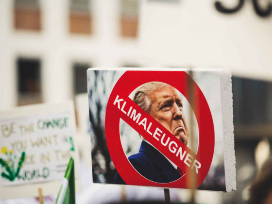 Demonstrations-Verbotstafel mit Trumpfoto