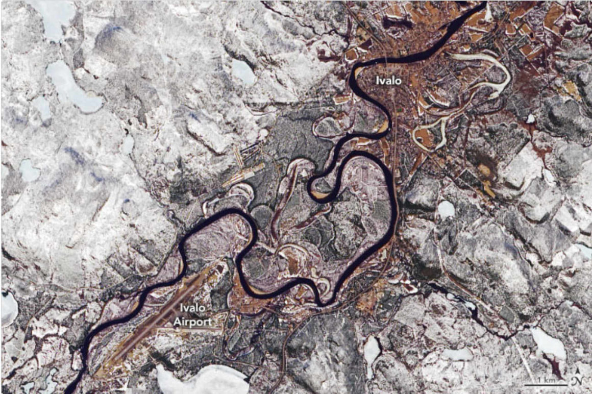 Das Satellitenbild zeigt einen mäandernden Fluss in Lappland, Finnland in der Nähe der Stadt Ivalo. Der Fluss führt Hochwasser, da die hohen Temperaturen sehr viel Schmelzwasser führen.