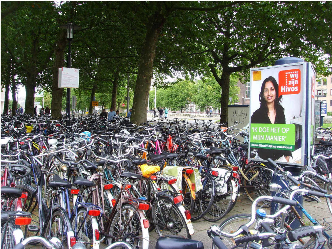 Fahrradabstellplätze in der nähe eines Bahnhofes
Quelle: Victor van Werkhooven CC BY-SA 3.0
Das Foto zeigt hunderte von abgestellten Fahrrädern nebeneinander.