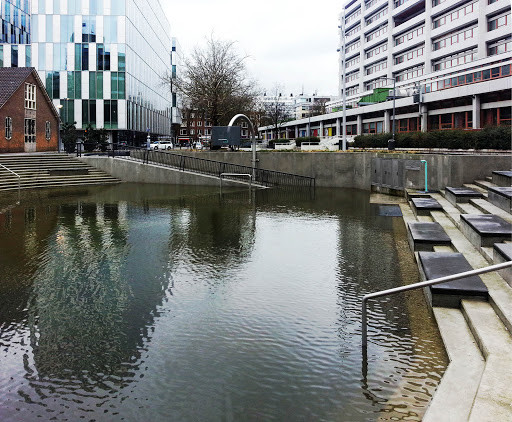 Gefülltes Wasserbecken am Benthemplein Platz